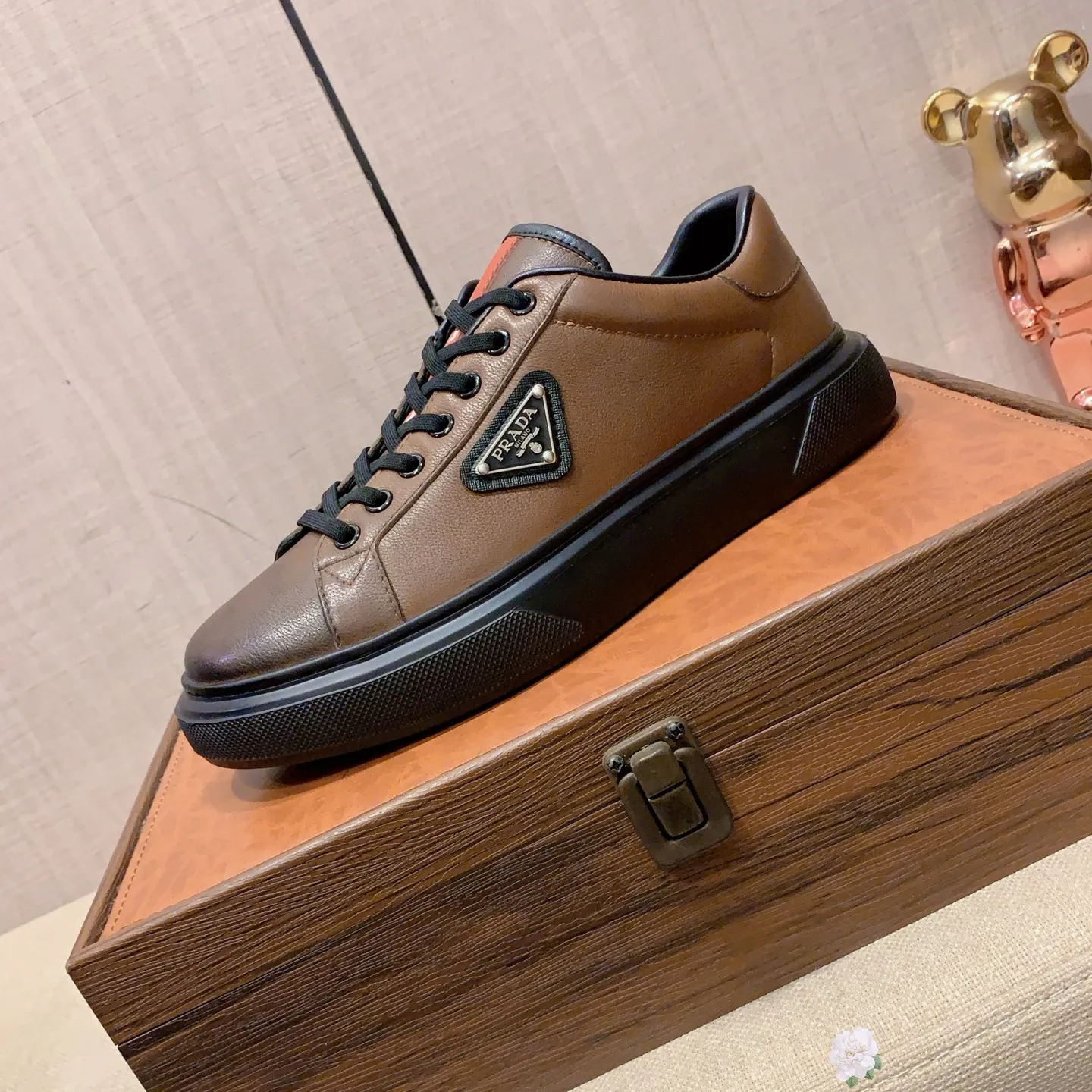 Men's men's shoes💰460💰💰🎩🎩[Lightning][Lightning] "PRADA*" The latest and most popular casual shoes, top brand [seduce] luxury ~ purchasing agency, top ~ quality. [Strong] The upper is made of imported breathable and polished cowhide material ➕ Breathable sheepskin feet (•) with fine workmanship. The original stylish and stylish soft rubber wear-resistant and non-slip outsole is light and comfortable on the feet. The real thing looks better when taken in real life. 0186: code: 38-44, 2️⃣ colors selected